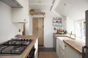 6CW_Kitchen- click for photo gallery